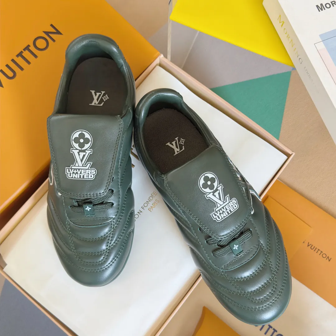 Top version: Couple model 640💰 LV Louis Vuitton L house Donkey brand latest Footprint series Couple model football sneakers casual running shoes original purchase development and production This Footprint Soccer sneaker was unveiled in the 2025 spring and summer series fashion show. It is the first sneaker designed by Pharrell Williams inspired by football shoes. The shoes are inspired by football, a sport that spans generations and cultures, echoing the 2025 spring and summer series fashion show's theme of unity and universal participation. The shoe is famous for its sleek design, with the dynamic IV Initials logo embellished on the side, the tongue embellished with the Lvers United badge inspired by the football team, and the foot pattern rubber sole decorated with multiple Louis Vuitton logos. Exquisitely packaged at the delivery counter🛍📦 ▪️Material: Original imported first-layer cowhide ▪️Lining: Original custom-made soft sheepskin lining ▪️Sole: Original open-molded two-color TPU combination sole ▪️Sole thickness: 3.5CM ▪️Size: Women’s 35-41 / Men’s 39-45